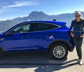 blonde Frau mit Jaguar, Autoblog für Autoreisende