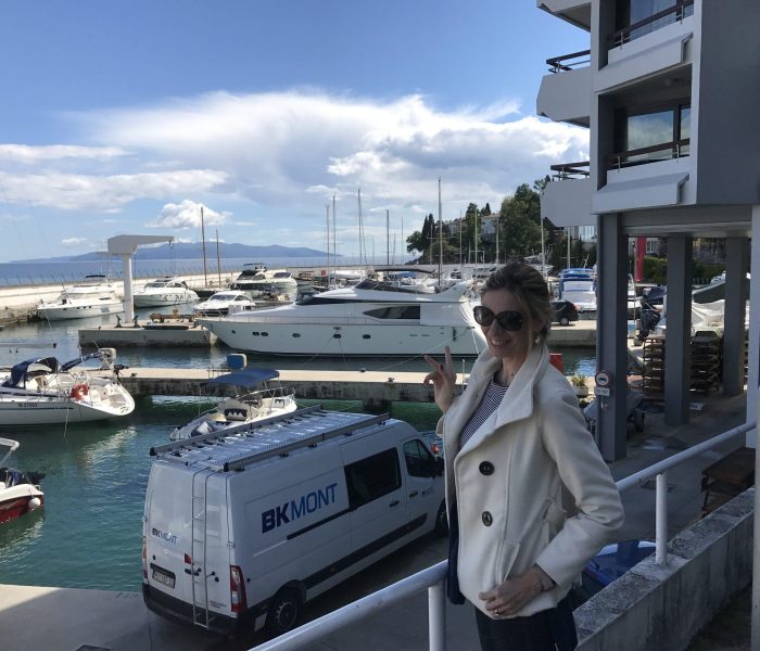 Autobloggerin im Hafen von Opatija